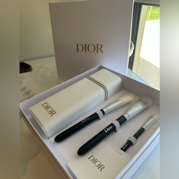Dior Platinum Member Makeup Brush Gift Set with white case - Picture 2 of 7